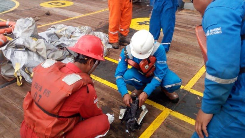 Serpihan Pesawat Lion Air JT 610 Ditemukan di Perairan Karawang - Bagian 2