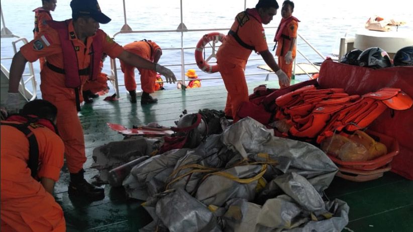 Basarnas Bawa Serpihan Pesawat dan Barang Milik Penumpang Lion Air - Bagian 1