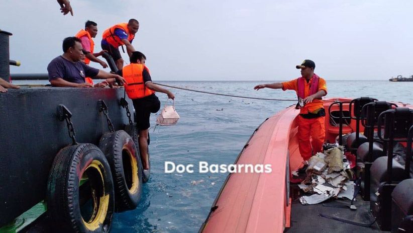 Basarnas Bawa Serpihan Pesawat dan Barang Milik Penumpang Lion Air - Bagian 4