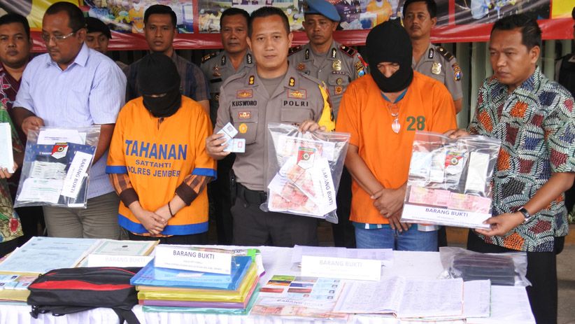 Tim Saber Pungli OTT Kepala Dinas Dukcapil Jember - Bagian 1