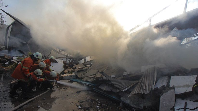 Pabrik Pengolahan Kayu di Surabaya Ludes Terbakar - Bagian 3