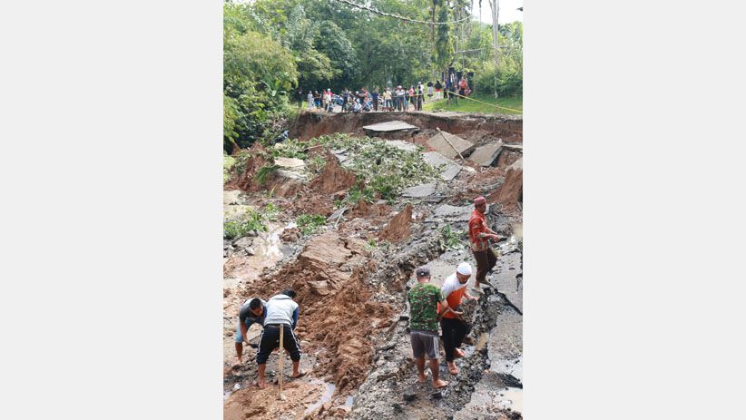 Jalan Ambles, Akses ke 10 Nagari di Sijunjung Sumatera Barat Putus Total - Bagian 3