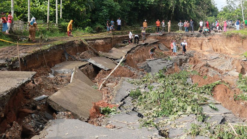 Jalan Ambles, Akses ke 10 Nagari di Sijunjung Sumatera Barat Putus Total - Bagian 1