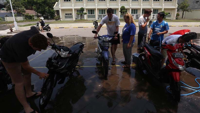 Bule Ini Bersosialisasi dengan Cara Cuci Motor Warga Surabaya - Bagian 1