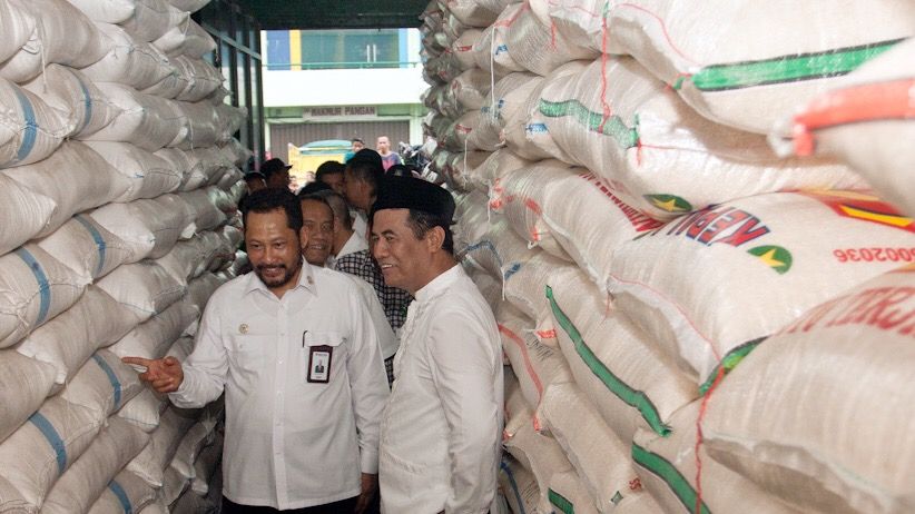 Cek Harga Beras, Mentan dan Dirut Bulog Sidak Pasar Induk Cipinang - Bagian 1