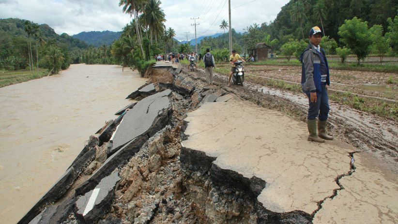 Mandailing Natal Dilanda Hujan Deras, Jalan Lintas Sumut-Sumbar Putus - Bagian 2