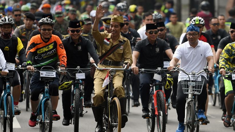 Berseragam ala Bung Tomo, Presiden Jokowi Naik Sepeda di Kota Bandung - Bagian 1