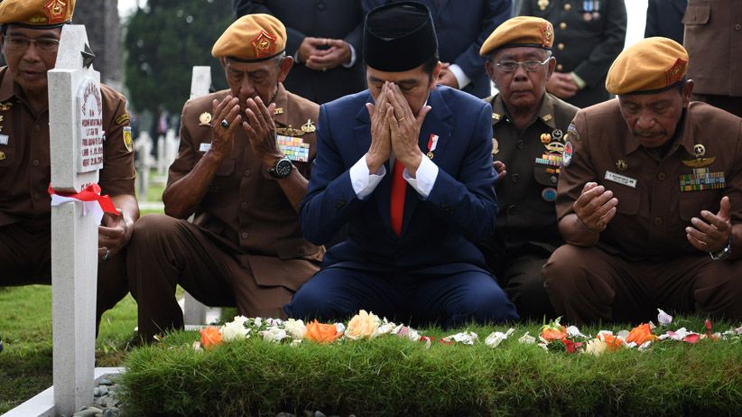Presiden Jokowi bersama Veteran Ziarah di TMP Cikutra Bandung - Bagian 1