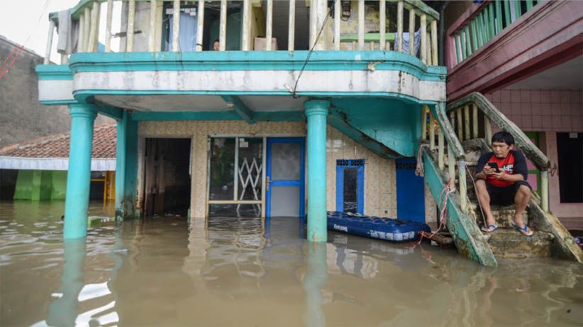 Sungai Citarum Meluap, Kampung Bojong Asih Terendam Banjir 1,5 Meter - Bagian 2
