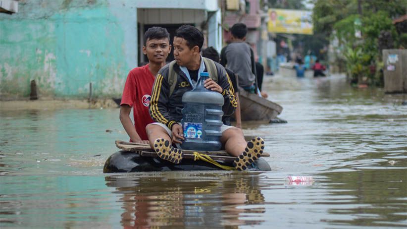 Sungai Citarum Meluap, Kampung Bojong Asih Terendam Banjir 1,5 Meter - Bagian 1