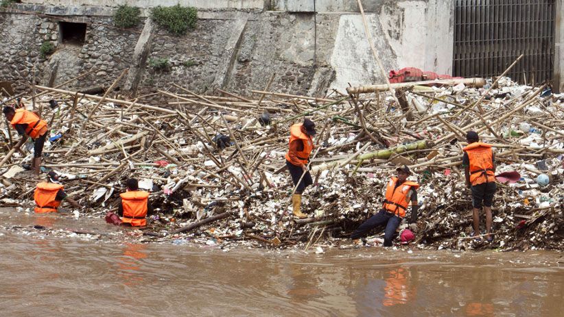 Sampah Menumpuk di Pintu Air Manggarai - Bagian 1