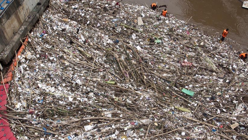 Sampah Menumpuk di Pintu Air Manggarai - Bagian 2