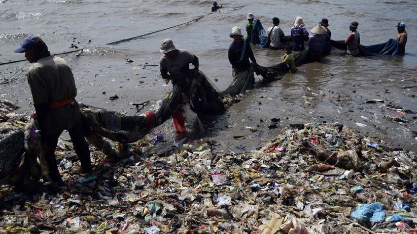 Pesisir Laut Bandar Lampung Dipenuhi Sampah - Bagian 1