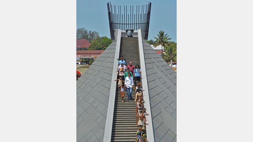 Presiden Jokowi Ditemani Anak-Anak Papua Resmikan Monumen Kapsul Waktu - Bagian 4