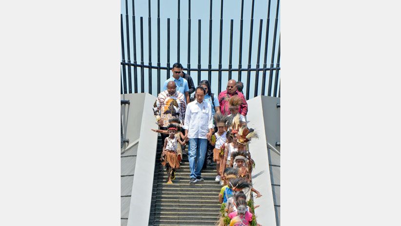 Presiden Jokowi Ditemani Anak-Anak Papua Resmikan Monumen Kapsul Waktu - Bagian 3