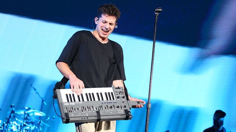 Bawa Lagu-Lagu Hits, Charlie Puth Hibur Penggemar - Bagian 1