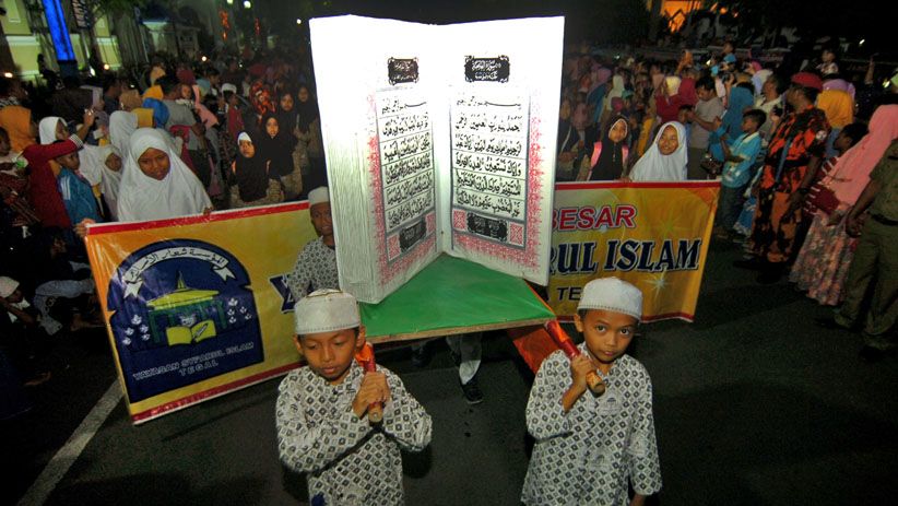 Pawai Maulid Nabi Muhammad SAW, Anak-Anak Gotong Alquran Raksasa - Bagian 1