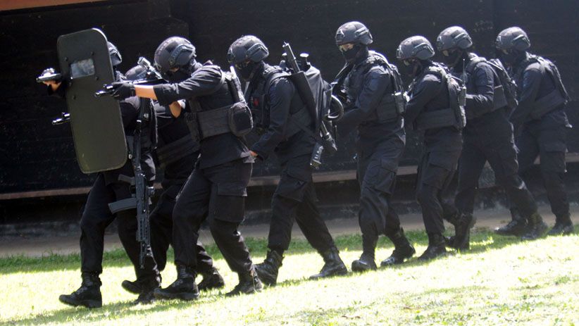  Aksi Pasukan Perlawanan Teror Polda Jatim Latihan Perang Kota - Bagian 1