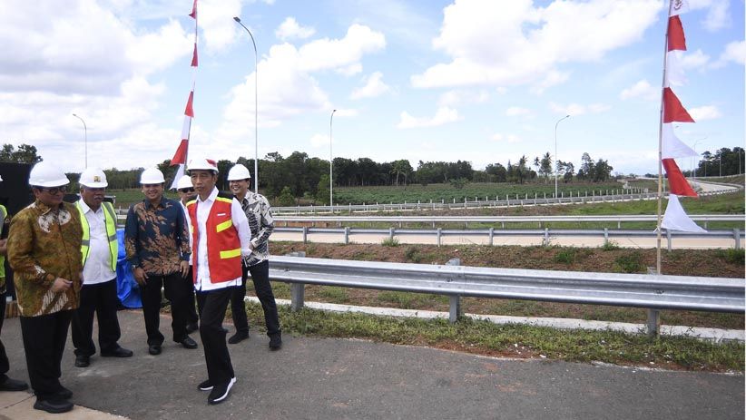 Usai Bagikan Sertifikat Tanah, Jokowi Cek Proyek Tol Bakauheni-Palembang - Bagian 1