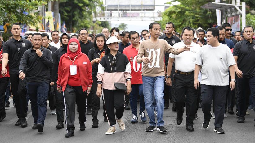 Jokowi dan Ribuan Pendukung Ikuti Jalan Sehat Bersama di Lampung - Bagian 1