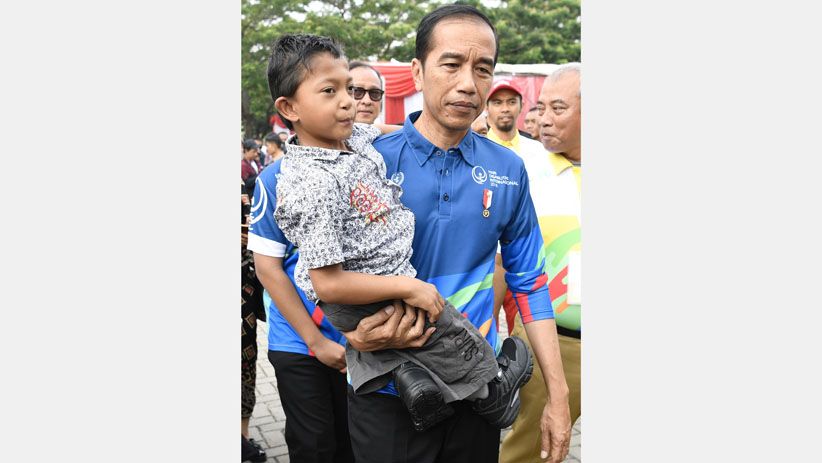 Momen Jokowi Gendong Adul, Bocah Penyandang Disabilitas Asal Sukabumi - Bagian 1