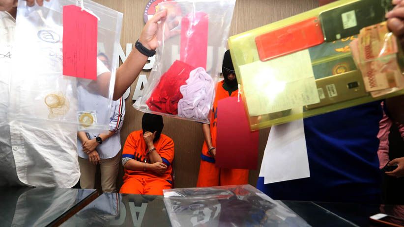 Sajikan Tari Striptis, Mami dan Manajer Karaoke di Blitar Ditangkap Polisi - Bagian 1