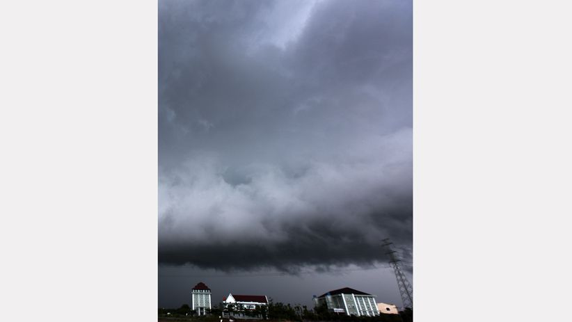 Awan Hitam Selimuti Kota Makassar, Waspada Dampak Cuaca Buruk - Bagian 3