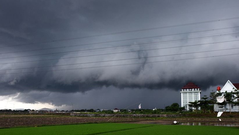 Awan Hitam Selimuti Kota Makassar, Waspada Dampak Cuaca Buruk - Bagian 2