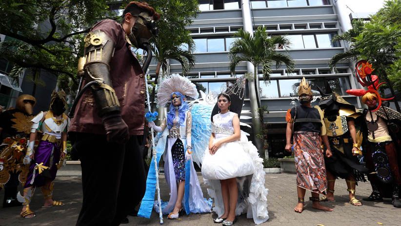 Mahasiswa di Surabaya Peragakan Busana Berbahan Limbah Teknologi - Bagian 5