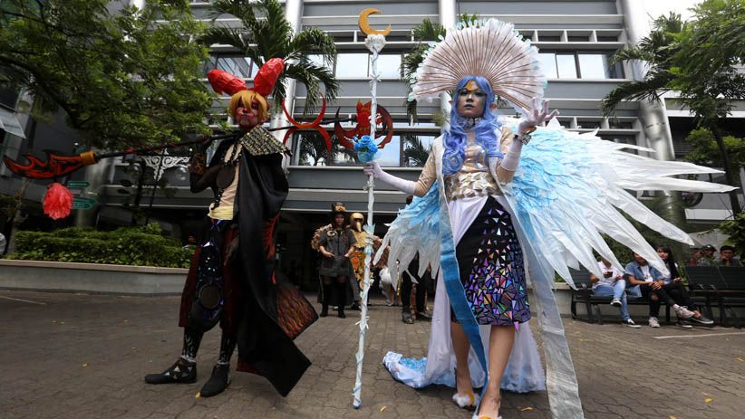 Mahasiswa di Surabaya Peragakan Busana Berbahan Limbah Teknologi - Bagian 1