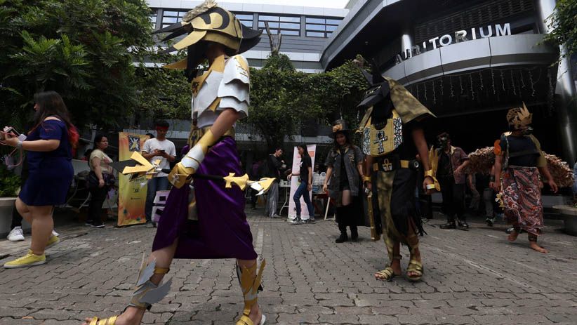 Mahasiswa di Surabaya Peragakan Busana Berbahan Limbah Teknologi - Bagian 3