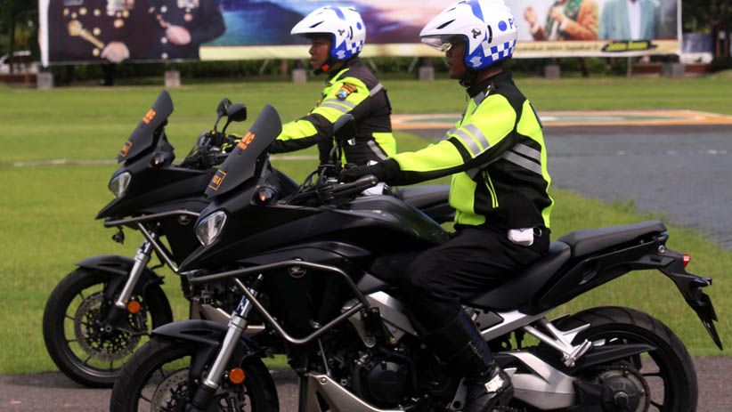 Korlantas Mabes Polri Serahkan 29 Motor untuk Operasional Polda Jatim - Bagian 5