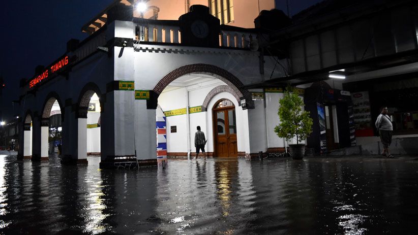 Penampakan Stasiun Tawang Semarang Terendam Banjir - Bagian 4