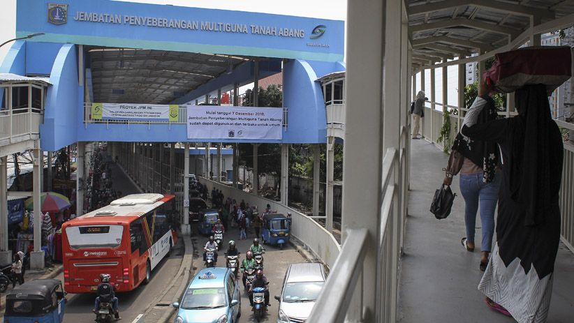 Pejalan Kaki Mulai Melintasi Skybridge Tanah Abang - Bagian 2