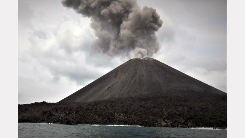 Gunung Anak Krakatau Meletus Muntahkan Abu Vulkanik Setinggi 300 Meter - Bagian 1