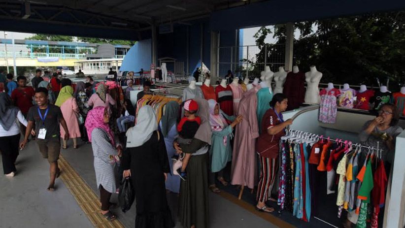PKL Mulai Berjualan di Skybridge Tanah Abang - Bagian 5
