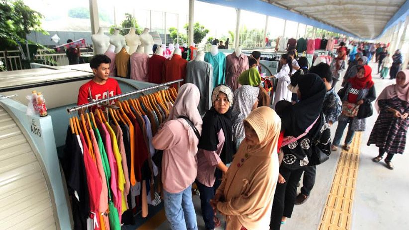 PKL Mulai Berjualan di Skybridge Tanah Abang - Bagian 4