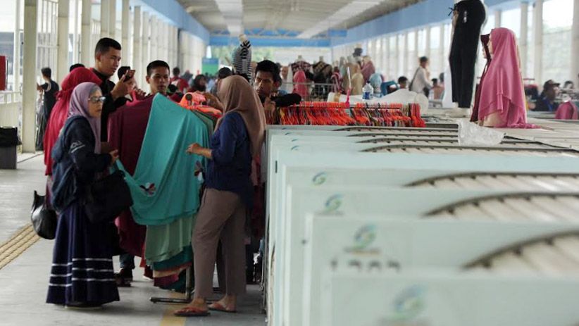 PKL Mulai Berjualan di Skybridge Tanah Abang - Bagian 1