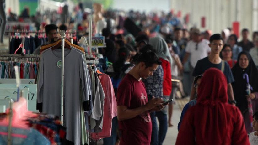 PKL Mulai Berjualan di Skybridge Tanah Abang - Bagian 3