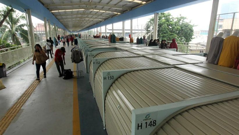 PKL Mulai Berjualan di Skybridge Tanah Abang - Bagian 2