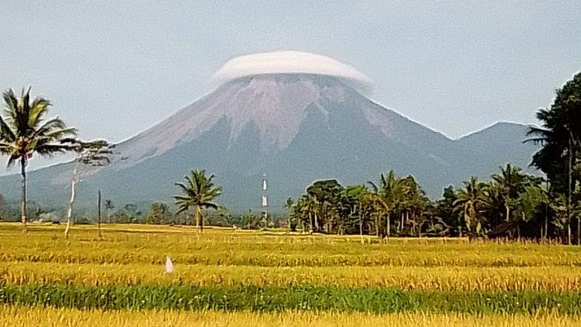 Ketika Puncak Gunung Semeru Tertutup Awan, Seperti Memakai Topi - Bagian 4