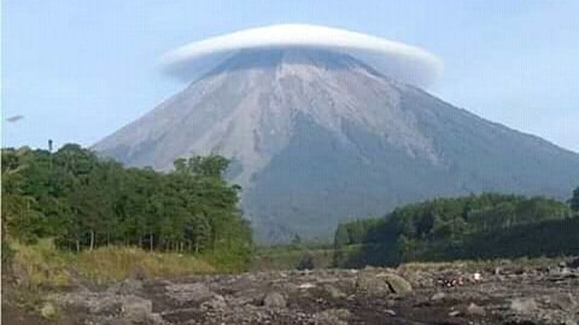 Ketika Puncak Gunung Semeru Tertutup Awan, Seperti Memakai Topi - Bagian 3