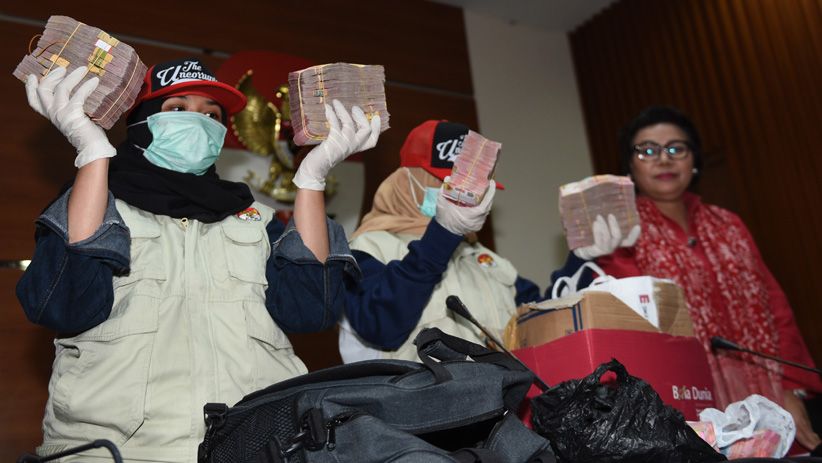 KPK Sita Barang Bukti Uang Rp1,5 M Hasil OTT Bupati Cianjur - Bagian 1