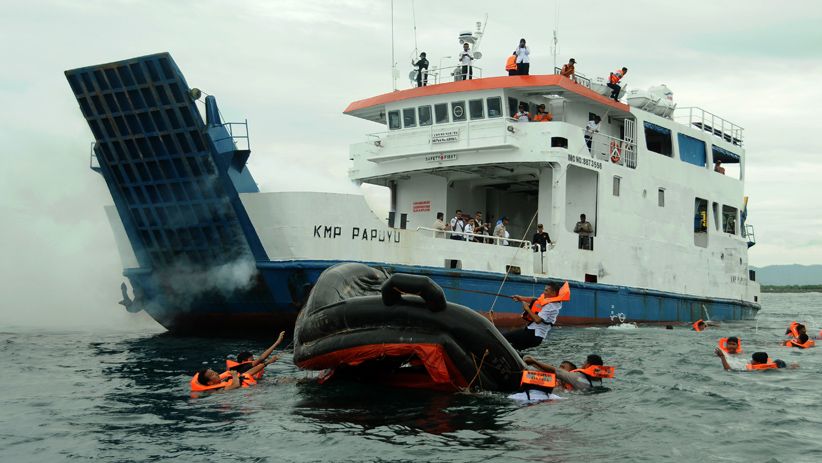 Basarnas Gelar Simulasi Penyelamatan Korban Kebakaran Kapal Laut - Bagian 3