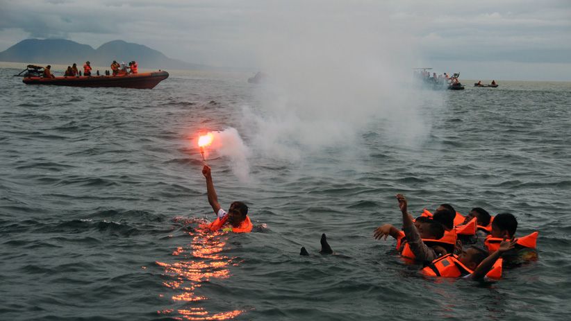 Basarnas Gelar Simulasi Penyelamatan Korban Kebakaran Kapal Laut - Bagian 1