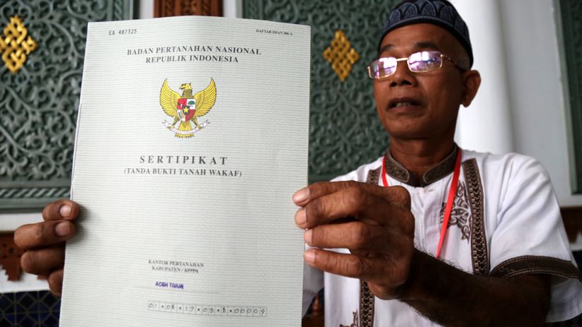 Presiden Jokowi Serahkan Sertifikat Tanah Wakaf kepada Warga Aceh - Bagian 3