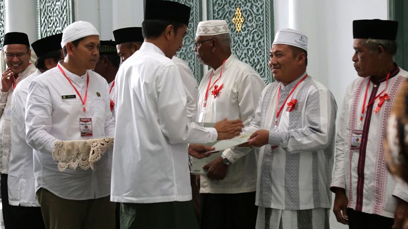 Presiden Jokowi Serahkan Sertifikat Tanah Wakaf kepada Warga Aceh - Bagian 1