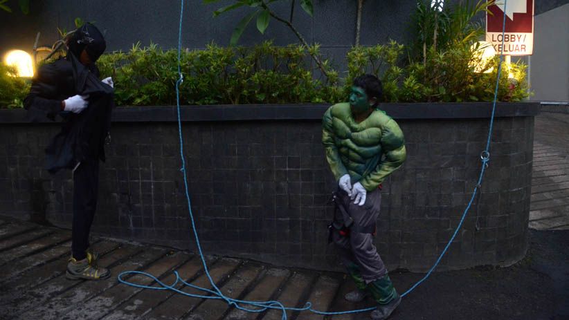 Aksi Seru Superhero Panjat Dinding The Alana Surabaya Hotel - Bagian 5