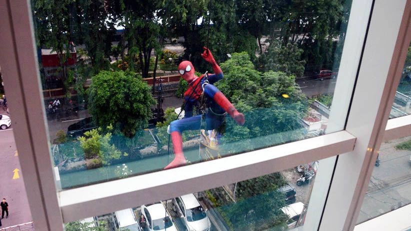Aksi Seru Superhero Panjat Dinding The Alana Surabaya Hotel - Bagian 1