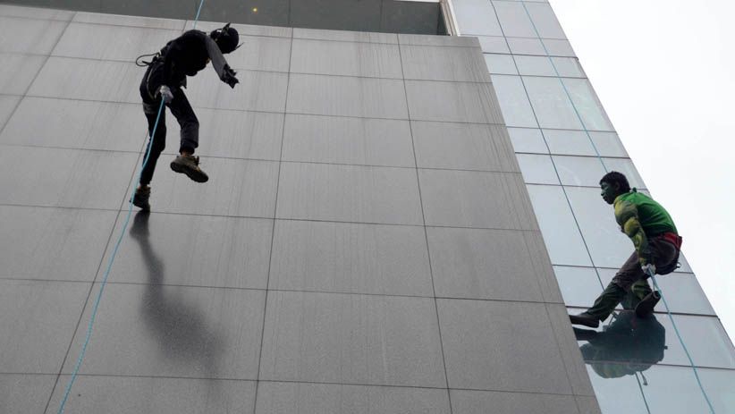 Aksi Seru Superhero Panjat Dinding The Alana Surabaya Hotel - Bagian 4